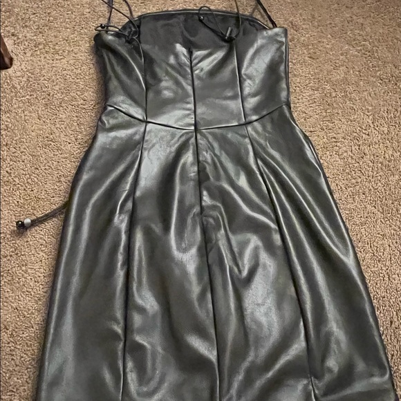 GUESS LEATHER SIDE SCRUNCH DRESS Size xs - Picture 2 of 2